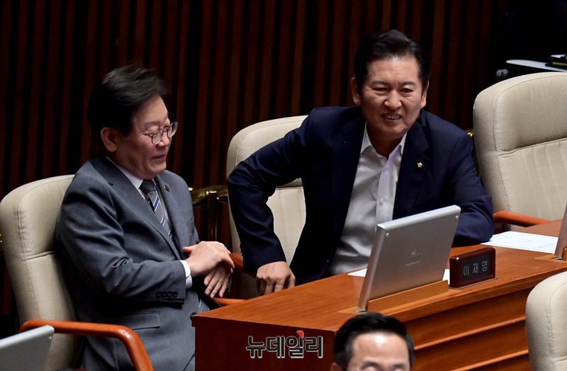 ▲ 이재명 전 더불어민주당 대표가 2일 오후 국회에서 열린 본회의에서 최고위원인 정청래 의원과 대화를 나누고 있다. ⓒ이종현 기자