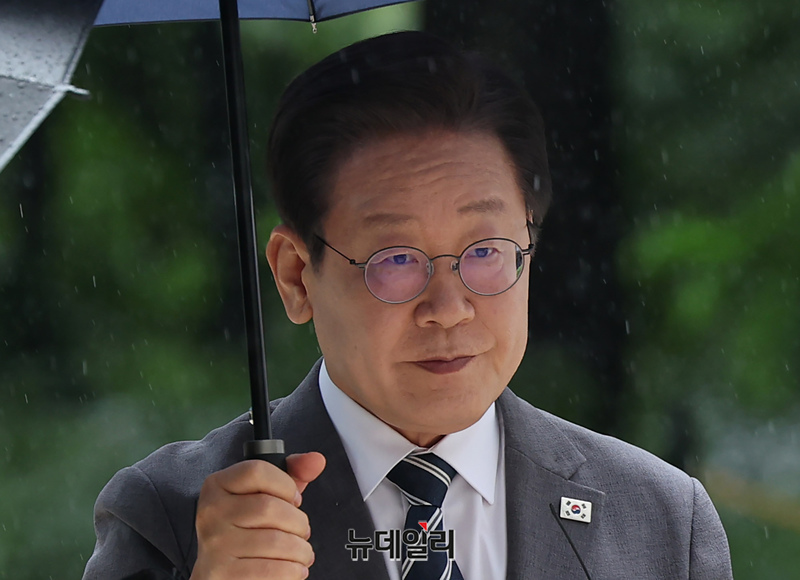 ▲ 위증교사 혐의로 재판에 넘겨진 이재명 더불어민주당 전 대표가 8일 오후 서울 서초구 서울중앙지법에서 열린 공판에 출석하고 있다. ⓒ정상윤 기자