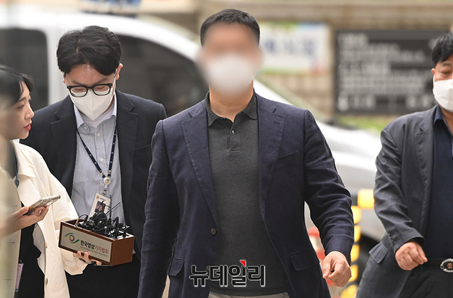 ▲ 대장동 개발 민간사업자 화천대유자산관리 관계사 천화동인 6호의 실소유자로 의심 받고 있는 조우형 씨가 4일 오전 서울 서초구 중앙지방법원에서 열린 구속 전 피의자 심문(영장실질심사)을 받기 위해 출석하고 있다. 2023.5.4 ⓒ서성진 기자