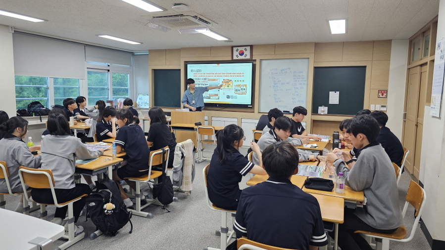 ▲ 구미 사곡고등학교 학생들이 반도체 관련 수업을 듣고 있다.ⓒ구미시