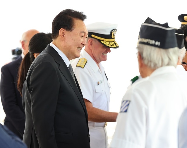 ▲ 윤석열 대통령이 8일(현지시각) 미국 하와이 국립 태평양 기념묘지에 헌화 후 한국전 참전용사들과 인사를 나누고 있다. 2024.07.09 ⓒ뉴시스