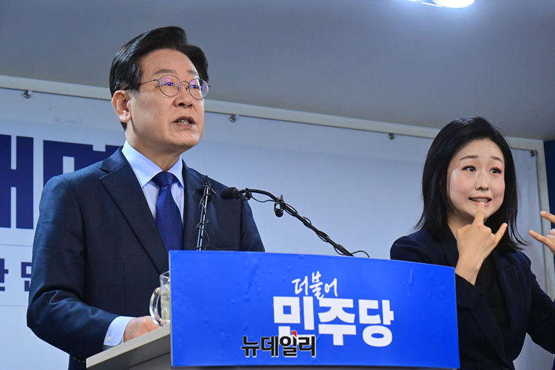 ▲ 이재명 더불어민주당 전 대표가 10일 오전 서울 여의도 중앙당사에서 8·18 전당대회 당 대표 출마 선언을 하고 있다. ⓒ 이종현 기자