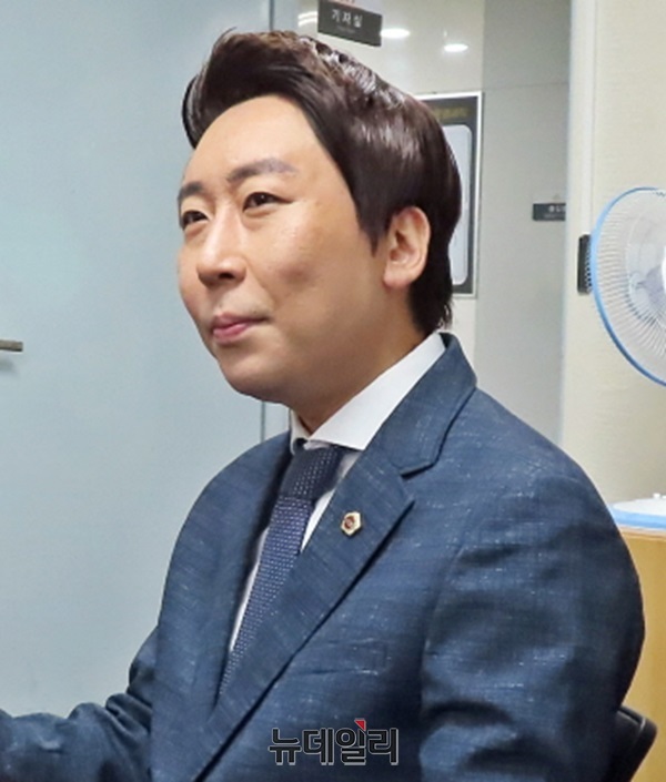 ▲ 임채성 세종시의회 의장이 9일 취임 인사차 기자실을 방문해 입장을 밝히고 있다.ⓒ이길표 기자