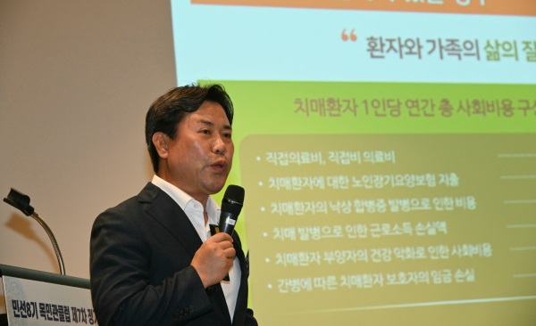 ▲ 박정현 부여군수가 지난 5일 목민관클럽 제7차 정기포럼에서 부여군의 치매 이환율 성과에 대해 설명하고 있다.ⓒ부여군