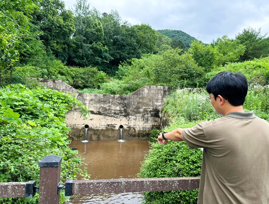 ▲ 9일, 장성군 공직자가 사방댐을 확인하고 있다.ⓒ장성군