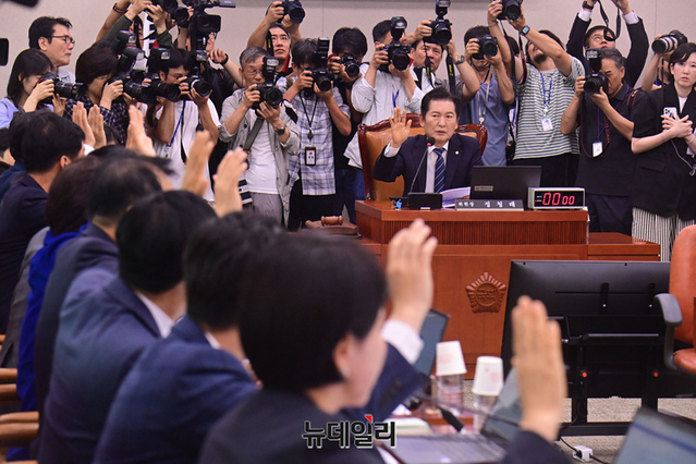 ▲ 정청래 국회 법제사법위원장이 9일 서울 여의도 국회에서 열린 제1차 법제사법위원회 전체회의에서 안건에 대한 거수 표결을 하고 있다. ⓒ 이종현 기자