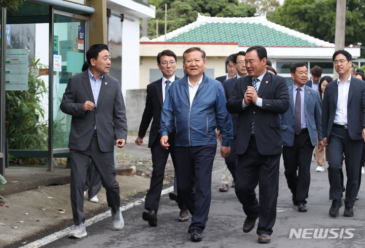 ▲ 이상민 행정안전부 장관이 31일 오전 서귀포시 남원읍 제주동백마을을 둘러 보고 있다. ⓒ뉴시스