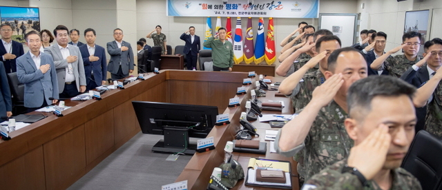 ▲ 신원식 국방부 장관이 9일 국방부에서 개최된 2024년 전반기 전군주요지휘관회의의 시작에 앞서 국민의례를 하고 있다. 각 군 지휘관들은 화상으로 참가했다. ⓒ국방부 제공