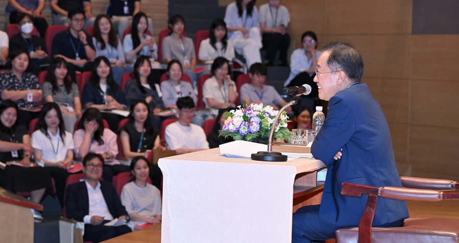 ▲ 대구광역시는 7월 8일 오후 3시 달성군청 문화복지동 대강당에서 ‘선진대국 시대로 가자!’라는 주제로 홍준표 대구광역시장과 달성군 직원들과의 소통·공감 시간을 가졌다.ⓒ대구시