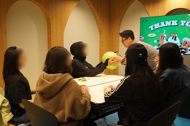 ▲ 학생들이 유스톡 프로젝트에서 실내 레크레이션 강의를 듣고 있다.ⓒ행복동행학교 제공
