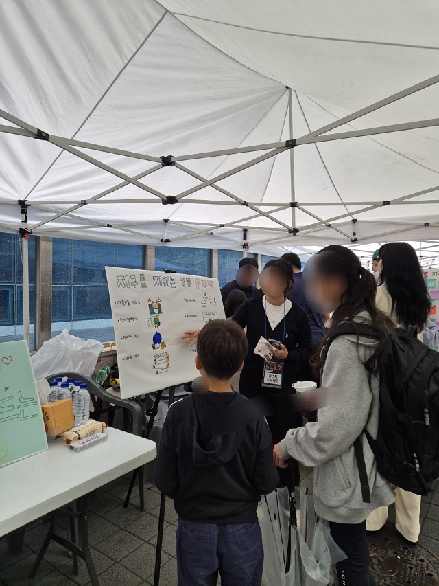 ▲ 청소년환경축제에서 학생들이 캠페인을 진행하고 있다.ⓒ행복동행학교 제공