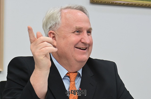 ▲ 인요한 국민의힘 최고위원 후보가 9일 서울 여의도 국회의원회관에서 뉴데일리와 인터뷰를 하고 있다.ⓒ이종현 기자