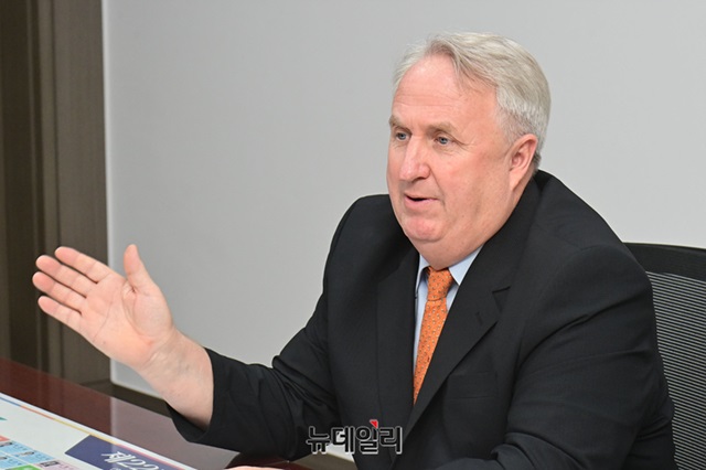 ▲ 인요한 국민의힘 최고위원 후보가 9일 서울 여의도 국회의원회관에서 뉴데일리와 인터뷰를 하고 있다.ⓒ이종현 기자