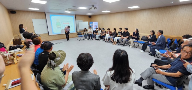 ▲ 용인시가 주민들의 의견을 수렴하기 위해 마련한 '신갈오거리 스마트 도시재생' 원데이 클래스 진행 모습. ⓒ용인시 제공