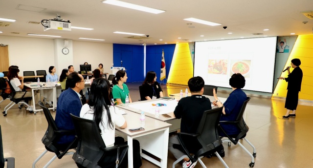 ▲ 안양시 ‘리버스 멘토링'에서 참가 공무원들이 밸런스 게임을 진행하고 있다. ⓒ안양시 제공