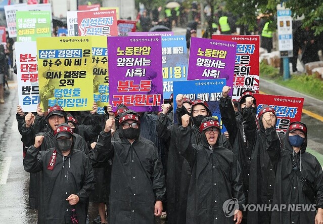 ▲ ▲ 8일 오전 경기도 화성시 삼성전자 화성사업장 앞에서 열린 전국삼성전자노동조합 총파업 결의대회에서 조합원들이 구호를 외치고 있다.ⓒ연합뉴스