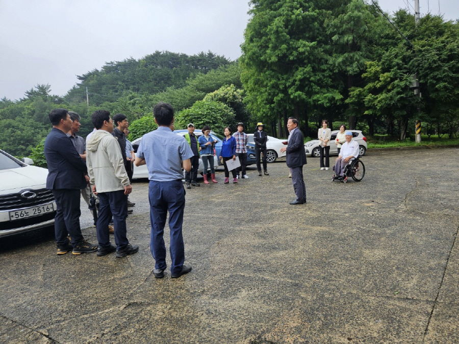 ▲ 경남도사회통합위원회가 거제시 동부면 율포리일대 노자산 현장을 방문하고 있다. ⓒ경남도 제공