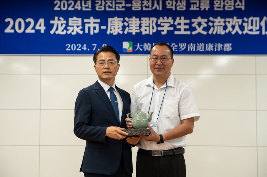 ▲ 이병철 강진 부군수(사진 왼쪽)가 중국 용천중학교 쉬 지안쥔 부교장에서 강진청자를 전달한 뒤 기념사진을 찍었다.ⓒ강진군