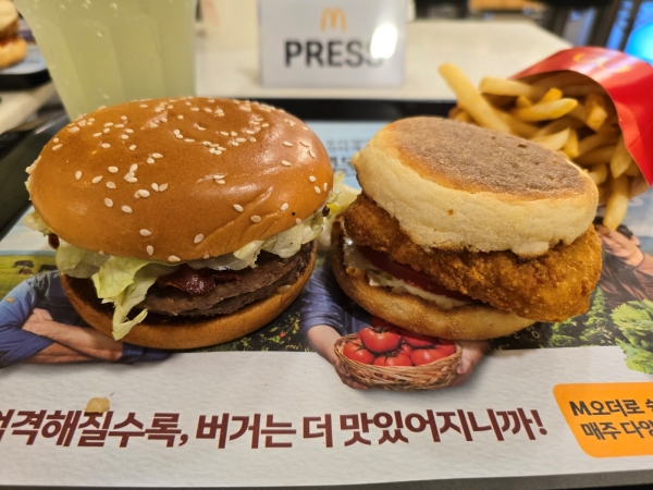 ▲ 한국의 맛 신메뉴 버거와 머핀ⓒ최신혜 기자