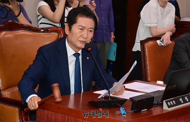 ▲ 정청래 국회 법제사법위원장이 지난달 25일 오전 국회에서 열린 법제사법위원회 전체회의에서 안건을 상정하며 의사봉을 두드리고 있다. ⓒ이종현 기자