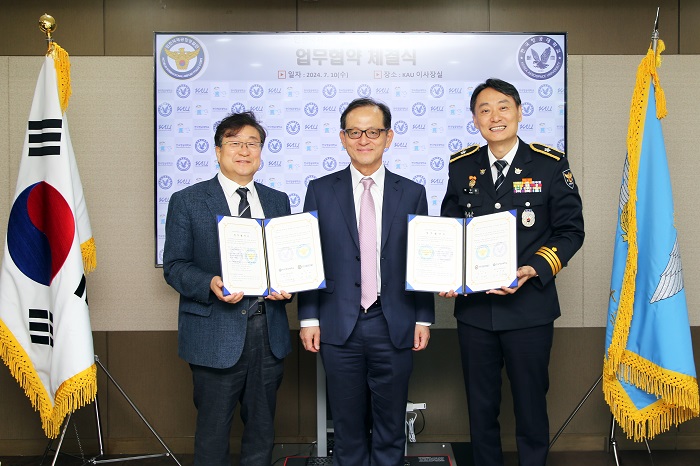 ▲ 10일 항공보안 선진화를 위한 업무협약을 체결한 한국항공대학교 황호원 항공우주정책대학원장, 허희영 총장과 인천국제공항경찰단 박우현 단장(왼쪽부터)이 업무협약서와 함께 기념촬영을 하고 있다.ⓒ항공대