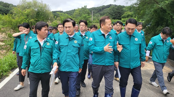 ▲ 10일 박정현 부여군수는 관내 구교리 수해 현장을 찾은 이상민 행정안전부 장관과 김태훈 충남지사에게 부여군을 특별재난지역 조기 선포를 건의했다. ⓒ부여군