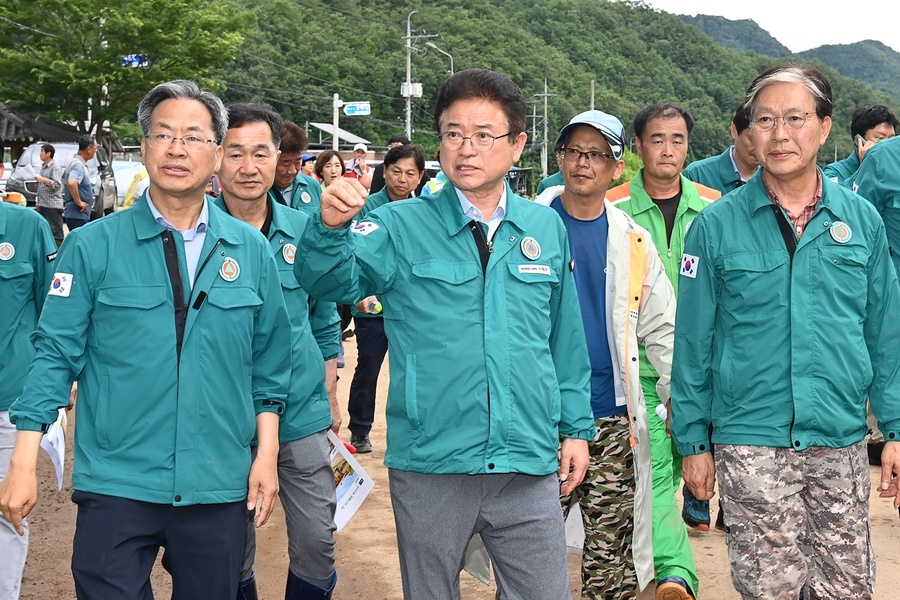 ▲ 영양군 금학리 호우  피해현장을 찾은 이 지사는 피해 상황을 점검하고 “응급 복구를 최대한 빨리 조치해 2차 피해를 막고, 토사 유출 및 하천 제방이 유실된 곳에 안전사고가 일어나지 않도록 즉각적인 대응과 안전조치를 다하라”고 지시했다.ⓒ경북도