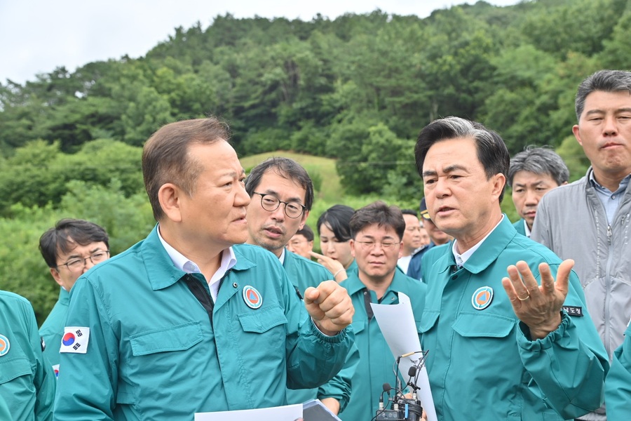 ▲ 이상민 행안부 장관과 김태흠 충남도지사가 10일 최강호우가 쏟아진 부여군 구교리 수해현장을 방문한 모습.ⓒ충남도