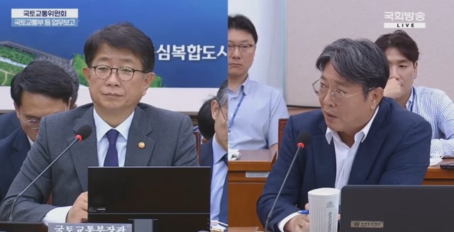 ▲ 이춘석 의원(오른쪽)이 2024 국토부 사업에 전북만 누락시킨 사실에 분개하며 박상우 국토부 장관을 질타하고 있다.ⓒ국회방송