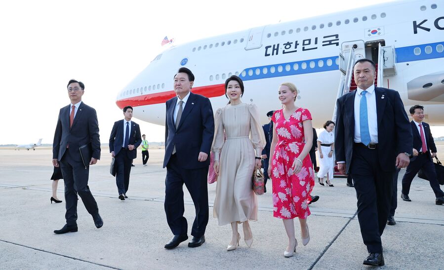 ▲ 북대서양조약기구(NATO·나토) 75주년 정상회의 참석차 미국을 방문한 윤석열 대통령과 부인 김건희 여사가 10일(현지시각) 미국 워싱턴DC 인근 앤드루스 공군기지에 도착해 차량으로 이동하고 있다. ⓒ뉴시스 제공
