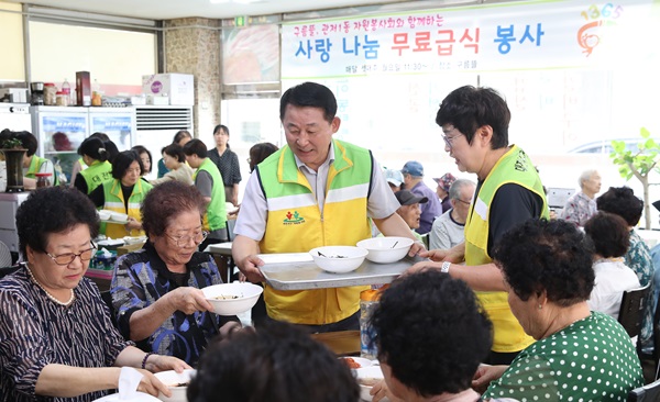 ▲ 서철모구청장은 관저 1동 구름 뜰 식당을 방문해 급식 봉사에 참여해 어르신들을 만났다.ⓒ서구