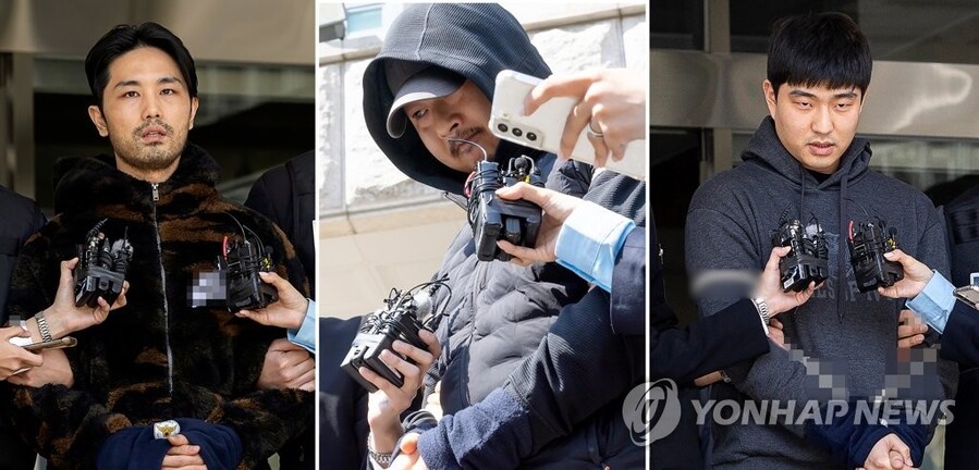 ▲ 서울 강남에서 40대 여성을 납치·살해하고 시신을 유기한 혐의로 구속된 3인조가 9일 오후 서울 수서경찰서에서 검찰로 송치되고 있다. 왼쪽부터 이경우, 황대한, 연지호. 2023.4.9 ⓒ연합뉴스