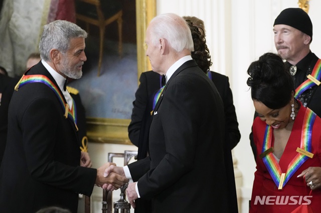 ▲ 조지 클루니(좌)가 조 바이든 대통령과 악수하고 있다. 221205 AP/뉴시스. ⓒ뉴시스