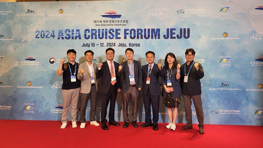 ▲ ‘제11회 제주 국제 크루즈 포럼(2024 Asia Cruise Forum JEJU)’에 참가하여 기념사진을 찍고 있다.ⓒ새만금개발청