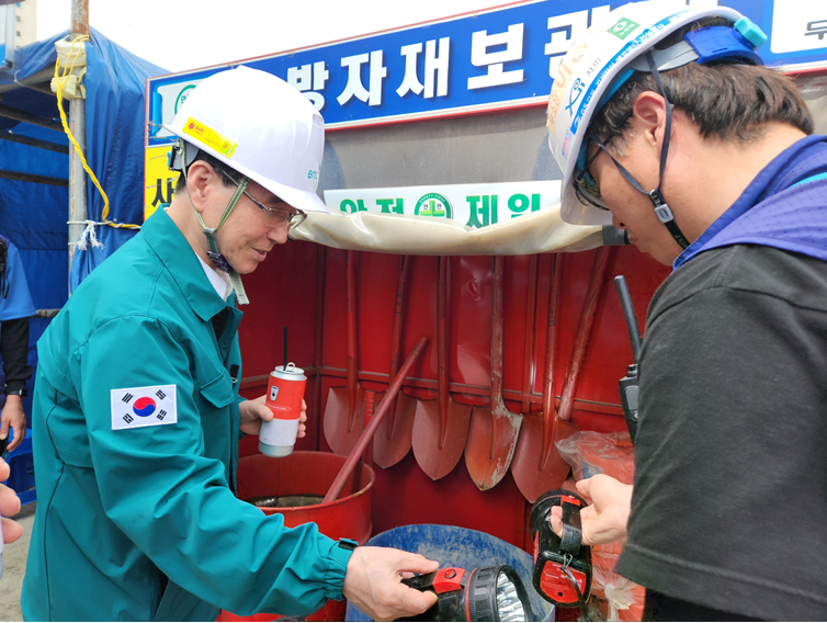 ▲ 김용학 부산도시공사 사장이 여름철 자연재난 대비 현장지도점검을 하고 있다.ⓒ부산도시공사