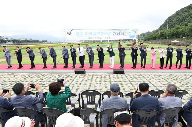 ▲ 경주시가 11일 오전 석장동 서천둔치에서 주낙영 시장을 비롯해 이동협 시의장, 시·도의원, 지역주민 및 파크골프 회원 등 300여 명이 참석한 가운데 ‘경주파크골프2구장 개장식’을 진행하고 있다.ⓒ경주시