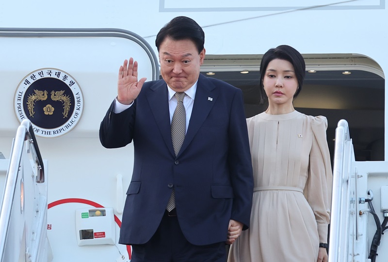 ▲ 북대서양조약기구(NATO·나토) 75주년 정상회의 참석차 미국을 방문한 윤석열 대통령과 부인 김건희 여사가 10일(현지시각) 미국 워싱턴DC 인근 앤드루스 공군기지에 도착해 공군 1호기에서 내리며 인사하고 있다. ⓒ뉴시스