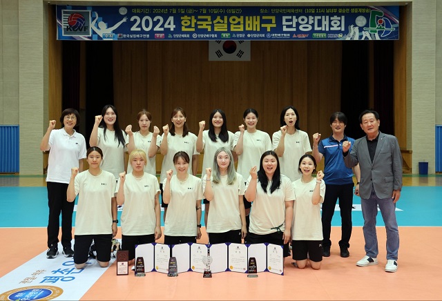 ▲ 포항시체육회는 지난 5일부터 충북 단양 국민체육센터에서 열린 ′2024한국실업배구 단양대회′에 참가해 4전 4승 전승을 기록하며 우승을 차지했다.ⓒ포항시체육회