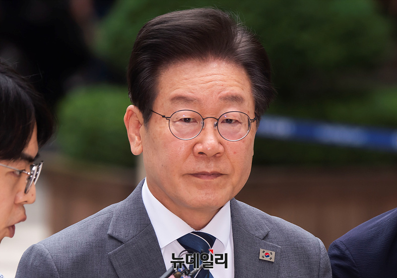 ▲ 위증교사 혐의로 재판에 넘겨진 이재명 전 더불어민주당 대표가 9일 오전 서울 서초구 서울중앙지법에서 열린 공판에 출석하고 있다. ⓒ서성진 기자