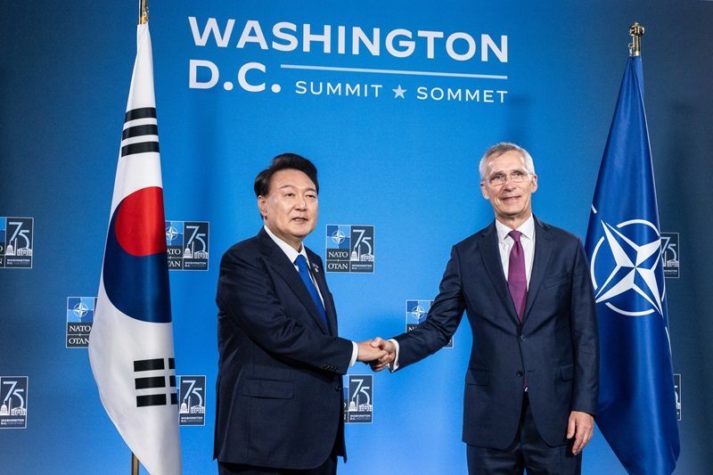 ▲ 윤석열 대통령이 11일 북대서양조약기구(NATO·나토) 75주년 정상회의가 개최된 미국 워싱턴DC 월터 E. 워싱턴 컨벤션센터에서 옌스 스톨텐베르그 나토 사무총장과 면담, 악수하며 기념촬영 하고 있다. (사진=NATO 제공) 2024.07.11. ⓒ뉴시스