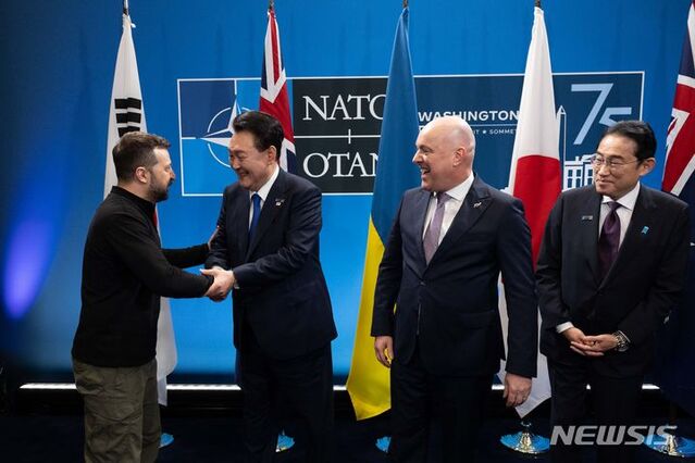 ▲ 윤석열 대통령이 11일(현지시각) 북대서양조약기구(NATO·나토) 75주년 정상회의가 개최된 미국 워싱턴DC 월터 E. 워싱턴 컨벤션센터에서 기시다 후미오 일본 총리, 리차드 말스 호주 부총리, 크리스토퍼 럭슨 뉴질랜드 총리와 북대서양조약기구(NATO·나토)의 인도태평양 4개국 파트너(IP4) 정상회동에 앞서 볼로디미르 젤렌스키 우크라이나 대통령과 악수하고 있다. ⓒ뉴시스