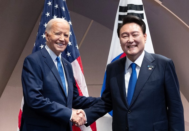 ▲ 윤석열 대통령과 조 바이든 미국 대통령이 11일(현지시각) 북대서양조약기구(NATO·나토) 75주년 정상회의가 개최된 미국 워싱턴DC 월터 E. 워싱턴 컨벤션센터에서 한-미 정상회담을 하며 악수하고 있다. (공동취재) 2024.07.12. ⓒ뉴시스