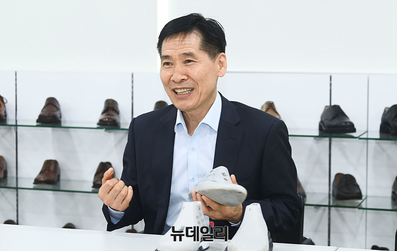 ▲ 금강제화에 34년째 근무 중인 양성모 기정. ⓒ서성진 기자