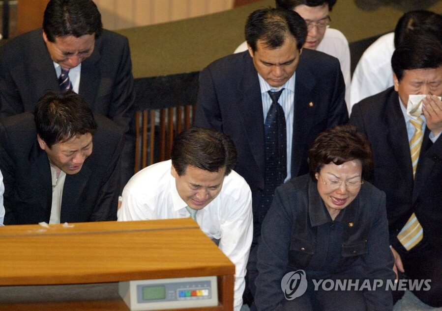 ▲ 2004년 3월 12일 국회 본회의장에서 헌정사상 처음으로 대통령 탄핵소추안이 가결되자 당시 여당인 열린우리당 의원들이 통곡하고 있다. ⓒ연합뉴스