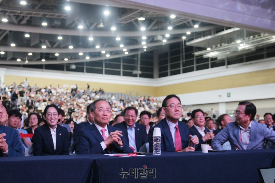 ▲ 추경호 원내대표와 주호영 부의장이 나란히 합동연설회에 앉아 행사를 지켜보고 있다.ⓒ뉴데일리