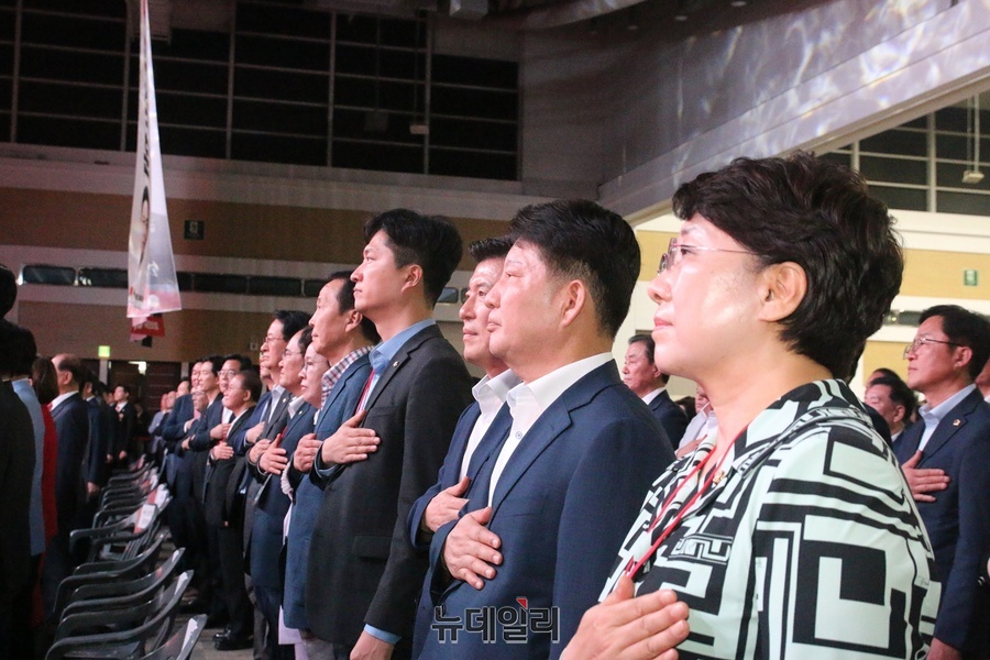 ▲ 이달희, 권영진, 구자근, 우재준, 김기웅 국회의원(오른쪽부터)들이 행사장에서 국기에 대한 경례를 하고 있다.ⓒ뉴데일리