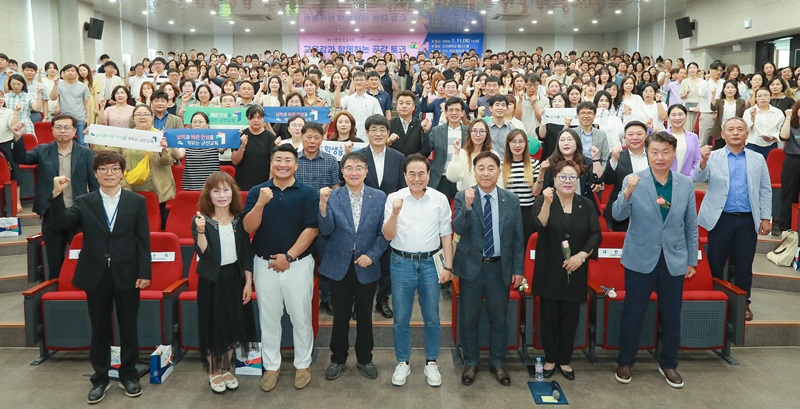 ▲ 서거석 전북교육감이 지난 11일 군산 지역 학부모와 교직원들과 소통하는 시간을 가졌다.ⓒ교육청