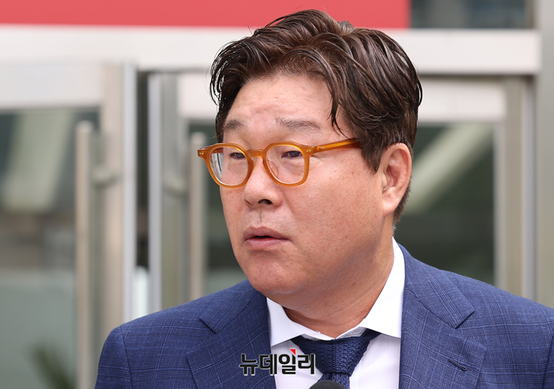 ▲ 대북송금 관련 혐의로 기소된 김성태 전 쌍방울그룹 회장이 12일 오후 경기 수원지방법원에서 열린 1심 선고 공판을 마치고 법원을 나서고 있다. ⓒ경기 수원=정상윤 기자