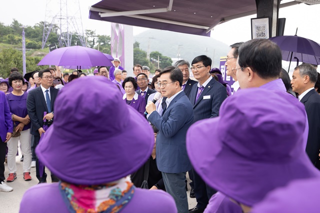 ▲ 김동연 경기도지사가 12일 전라남도 신안군 퍼플섬을 찾아 주민들에게 인사말을 전하고 있다. ⓒ경기도 제공