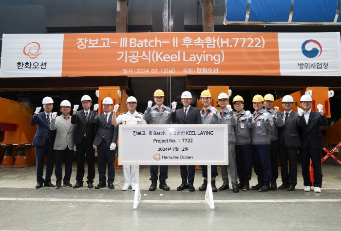 ▲ 7월12일 거제시 한화오션에서 열린 장보고-III 배치(Batch)-II 2번함 기공식에서 참석자들이 기념사진을 촬영 중이다. (가운데 좌측, 이용욱 한화오션 특수선사업부장 / 가운데 오른쪽 이상우 방위사업청 한국형잠수함사업단장). ⓒ방위사업청 제공